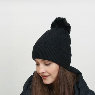 Bonnet noir isolé pour femme avec pompon - Accessoires