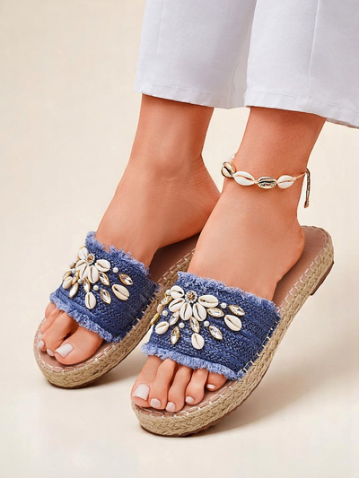 Claquettes d'été Royalfashion Calista – bleu clair avec des coquillages sur une semelle plate