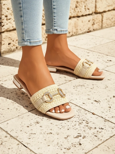 Royalfashion Sandales plates tressées pour femmes avec ornement Aeterna