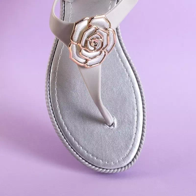 OUTLET Sandales argentées pour femmes a'la tongs avec une fleur de Porto - Chaussures