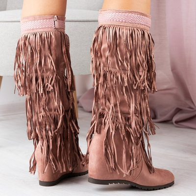Bottes roses sur un coin intérieur avec des glands Bahroma - Chaussures