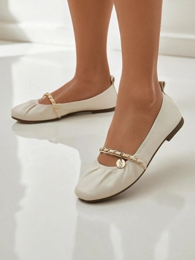 Ballerines pour femmes Aelia beiges en cuir écologique avec chaîne décorative ITALIA