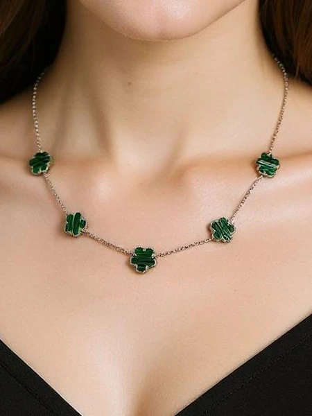 Collier Aurelia Clavis en nacre avec monture dorée