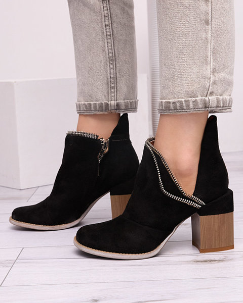 Bottes noires isolées pour femmes sur le poteau Mukis - Chaussures