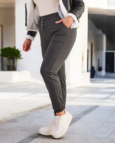 Royalfashion Pantalons de survêtement en molleton grande taille pour femmes Pantalons de survêtement en molleton pour femmes, fabriqués dans un matériau doux. Un modèle à la coupe simple, avec deux poches latérales et une ceinture avec cordon de serrage. 