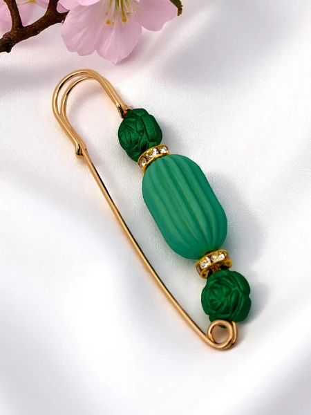 Broche décorative femme avec roses Rose Charm