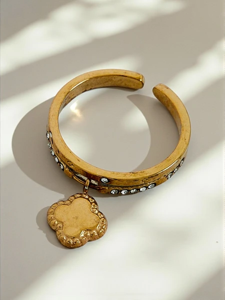 Bracelet jonc Dolce Vita avec des breloques décoratives