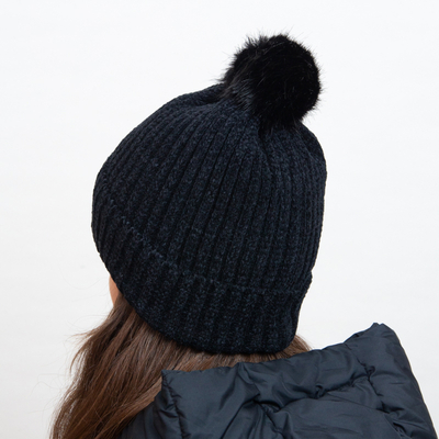 Bonnet noir isolé avec rayures blanches et pompon - Accessoires