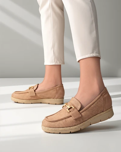 Chaussures plates pour femmes Royalfashion avec une décoration sur le bout.