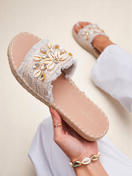 Sandales pour femmes Perseida Royalfashion argentées avec des coquillages sur une semelle plate