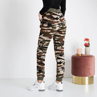 Pantalon de jogging camouflage isolé marron pour femme - Vêtements
