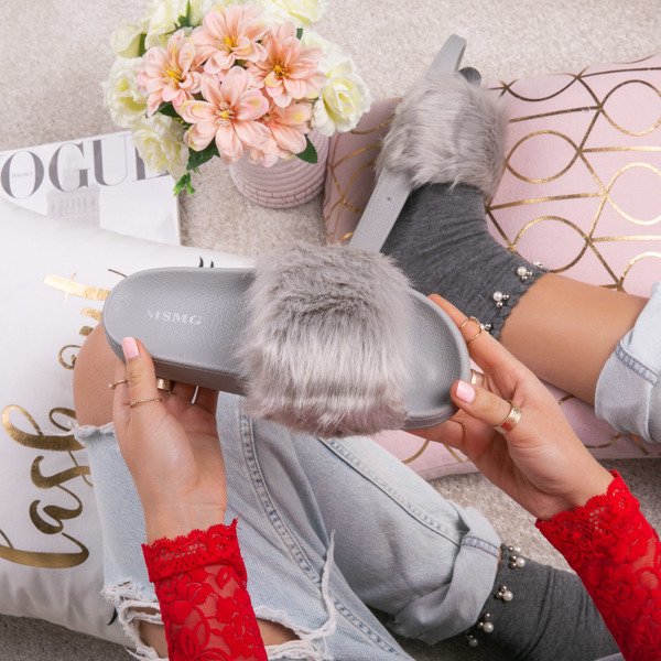 Jasnoszare klapki z futerkiem Millie- Obuwie