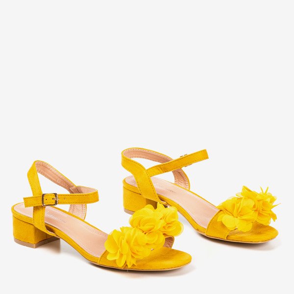 Sandales pour femmes moutarde sur un pied bas avec des fleurs Flonia - Chaussures 1