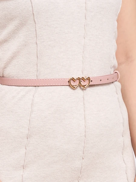Ceinture fine et décontractée pour femmes avec une boucle en forme de cœur
