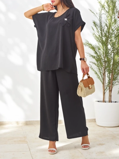 Ensemble Royalfashion pour femmes avec des manches courtes, fleur décorative et pantalon large