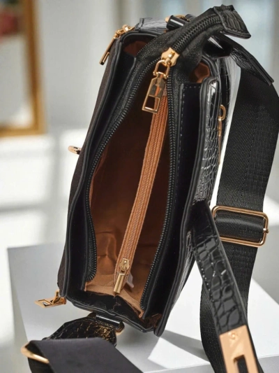 Sac pour femme Callista Black - petit sac bandoulière en cuir écologique verni