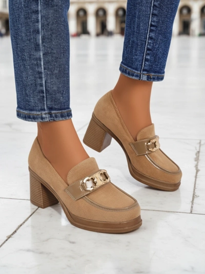 Mocassins pour femmes Perseida – élégants en daim marron clair à talons épais