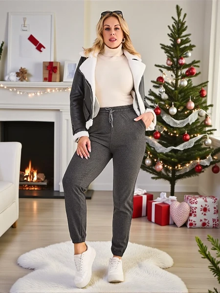Royalfashion Pantalons de survêtement en molleton grande taille pour femmes Pantalons de survêtement en molleton pour femmes, fabriqués dans un matériau doux. Un modèle à la coupe simple, avec deux poches latérales et une ceinture avec cordon de serrage.