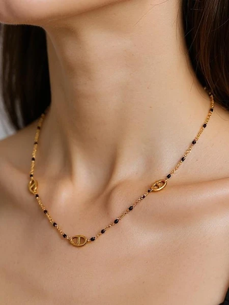 Collier Aelia Aurea – délicate chaîne dorée avec des perles noires