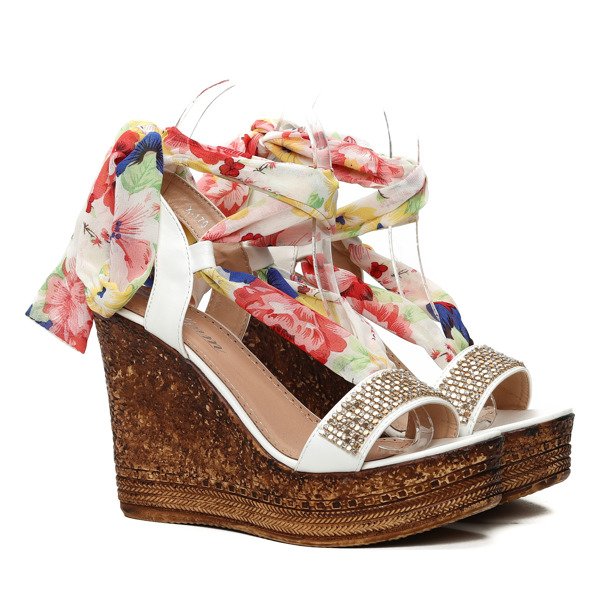 Białe sandałki na koturnie z ozdobną apaszką- Obuwie