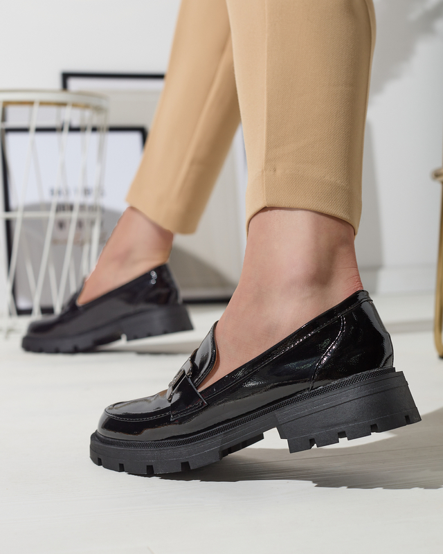 Mocassins laqués pour femmes en noir avec décoration Riferta- Footwear