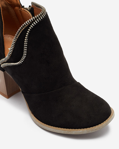 Bottes noires isolées pour femmes sur le poteau Mukis - Chaussures