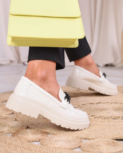 Mocassins laqués pour femme de couleur crème Adolos- Footwear