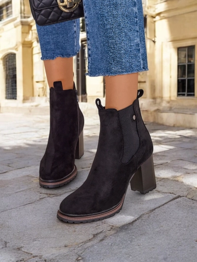 Bottines pour femme en éco-daim Royalfashion sur un pilier Idilla