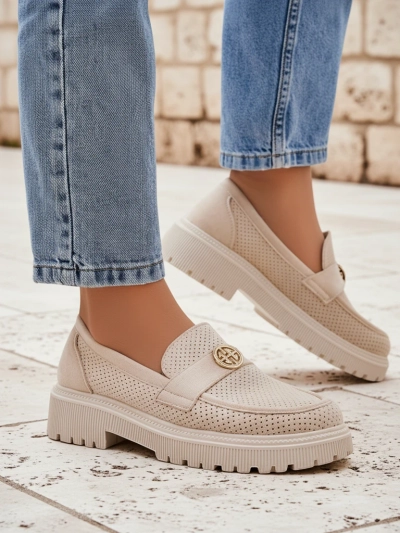 Mocassins pour femmes Callista beiges en éco-daim sur semelle plate de 4 cm