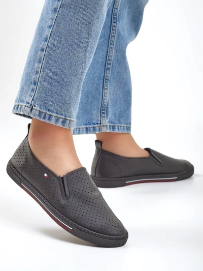 Chaussures féminines à enfiler perforées Royalfashion Vielles