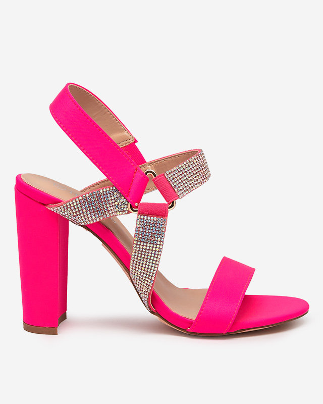 Sandales femme rose fluo sur le post Xiobi. Chaussure