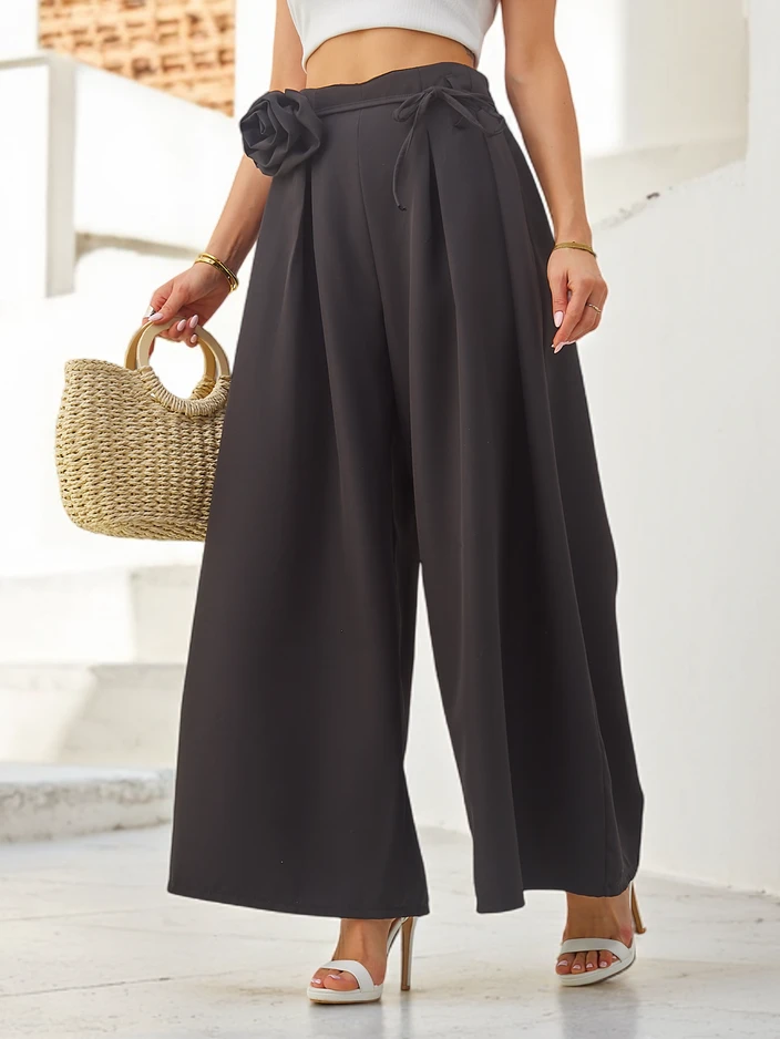 Pantalons larges élégants pour femmes avec une fleur décorative à la ceinture