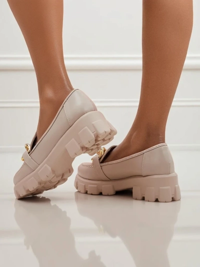 Loafers pour femmes beiges Callista avec chaîne, talon plat, cuir écologique