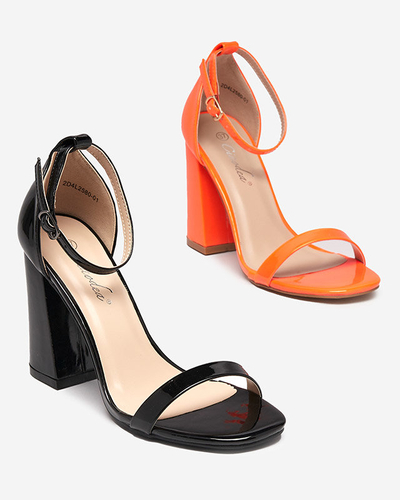 Sandales noires pour femmes sur le poteau par Whopso - Footwear