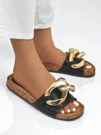 Claquettes d'été Ariadne Royalfashion avec une grande chaîne dorée, cuir noir