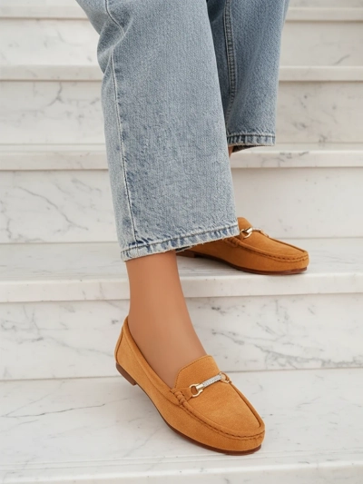 Mocassins pour Femmes Camel Aurelia en Daim avec Ornement - Confort et Style sur Talon Plat