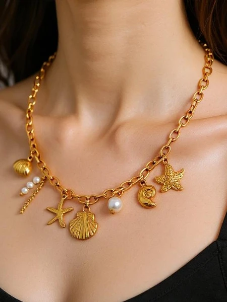 Collier Atena Charm Sea – amulettes dorées avec des motifs marins