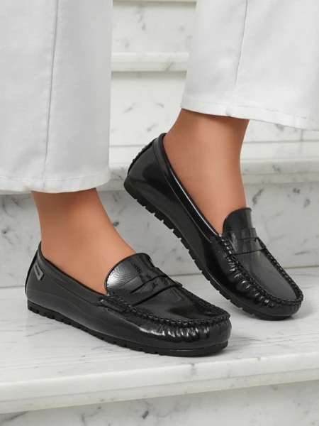 Mocassins pour femmes Cyra Nero en cuir écologique verni, style italien classique