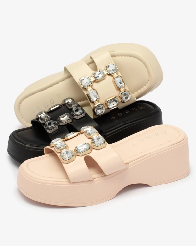 Royalfashion Tongs pour femmes noires embellies sur une semelle solide Norixi
