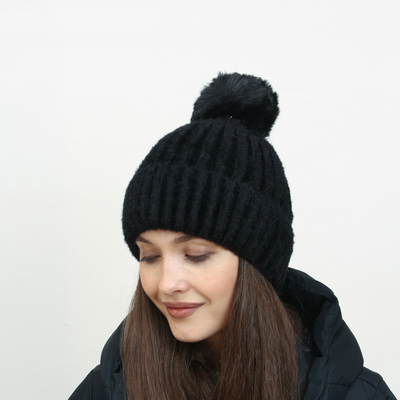 Bonnet noir isolé pour femme avec pompon - Accessoires