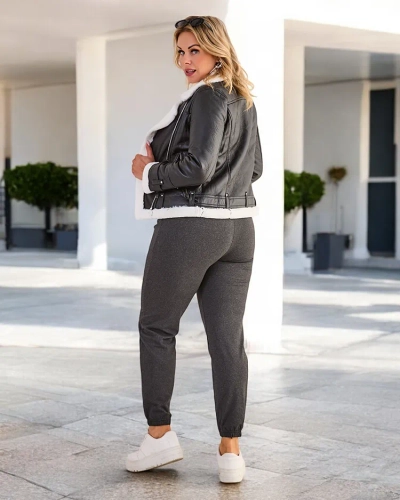 Royalfashion Pantalons de survêtement en molleton grande taille pour femmes Pantalons de survêtement en molleton pour femmes, fabriqués dans un matériau doux. Un modèle à la coupe simple, avec deux poches latérales et une ceinture avec cordon de serrage. 