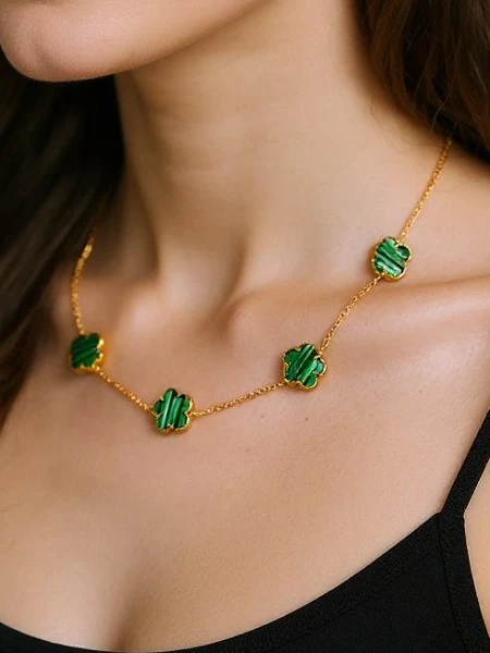 Collier Aurelia Clavis en nacre avec monture dorée