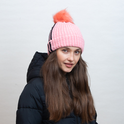 Bonnet rose isolé avec rayures blanches et pompon - Accessoires