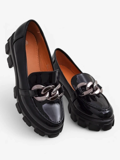 Mocassins pour femmes Hera Nero en cuir écologique verni avec chaîne, printemps