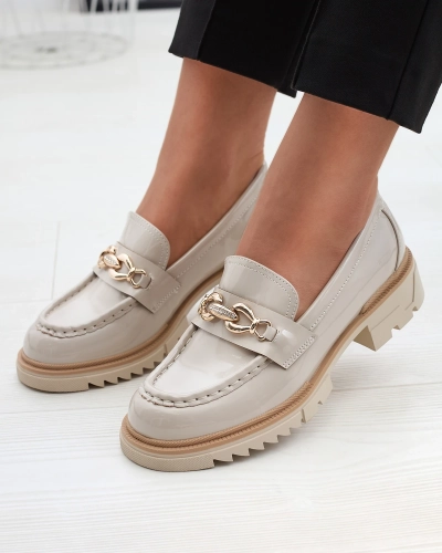 Mocassins pour femme laqués beige avec chaîne Sotella - Chaussures