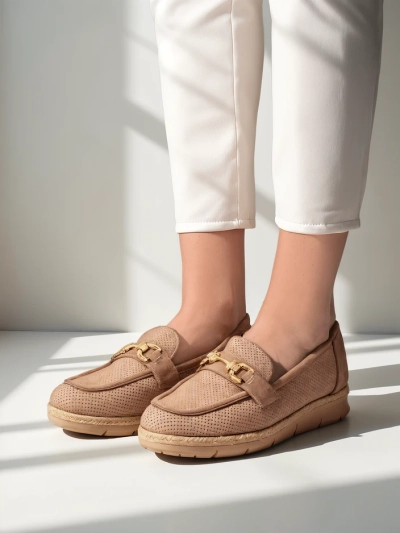 Chaussures plates pour femmes Royalfashion avec une décoration sur le bout.