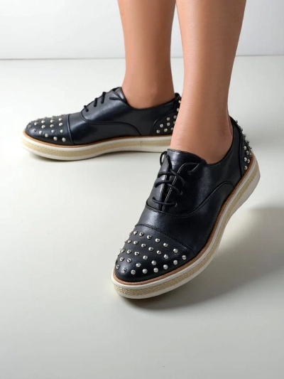 Chaussures plates Royalfashion pour femmes ornées de clous Azaldo