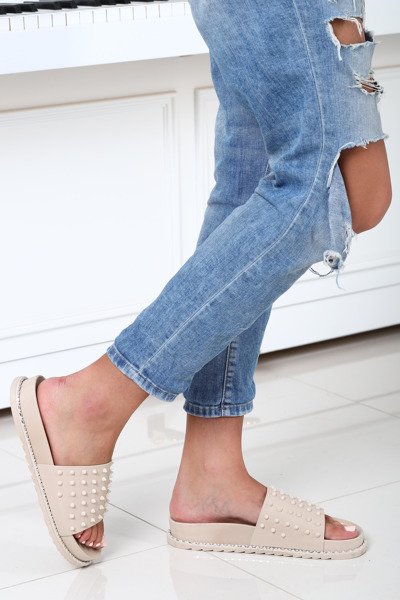 Beżowe klapki z ćwiekami- Obuwie