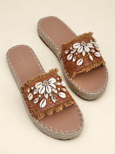 Sandales Royalfashion Callista Boho Camel sur plateforme plate avec coquillages