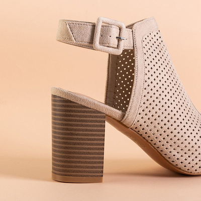 OUTLET Sandales ajourées pour femmes beiges sur le poteau Zira - Footwear